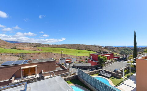 Vista Golf 5: Tavolo, Mobilia, Proprietà, Pianta, Costruzione, Finestra, Sedia, Cielo, Azzurro, Interior Design
