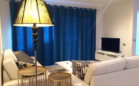 Aroa: Tavolo, Mobilia, Proprietà, Pianta, Costruzione, Finestra, Sedia, Cielo, Azzurro, Interior Design