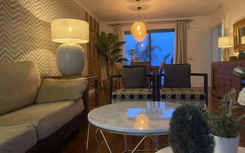 Julia: Tavolo, Mobilia, Proprietà, Pianta, Costruzione, Finestra, Sedia, Cielo, Azzurro, Interior Design
