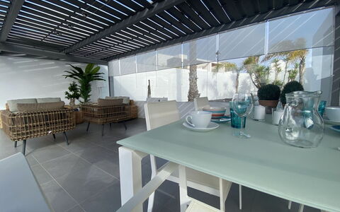 Julia: Tavolo, Mobilia, Proprietà, Pianta, Costruzione, Finestra, Sedia, Cielo, Azzurro, Interior Design