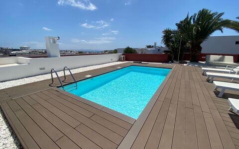 Maria: Tavolo, Mobilia, Proprietà, Pianta, Costruzione, Finestra, Sedia, Cielo, Azzurro, Interior Design