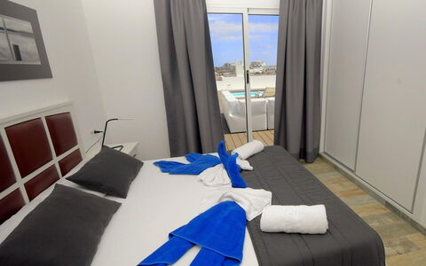 Maria: Tavolo, Mobilia, Proprietà, Pianta, Costruzione, Finestra, Sedia, Cielo, Azzurro, Interior Design
