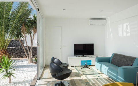 Maria: Tavolo, Mobilia, Proprietà, Pianta, Costruzione, Finestra, Sedia, Cielo, Azzurro, Interior Design