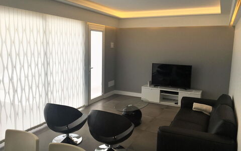 Patricia: Tavolo, Mobilia, Proprietà, Pianta, Costruzione, Finestra, Sedia, Cielo, Azzurro, Interior Design