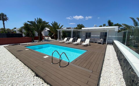 Patricia: Tavolo, Mobilia, Proprietà, Pianta, Costruzione, Finestra, Sedia, Cielo, Azzurro, Interior Design