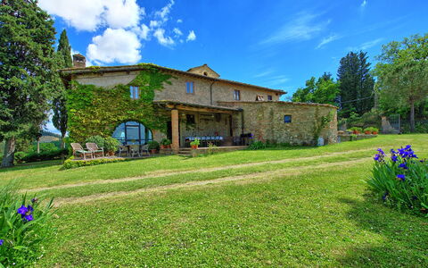 Maggiano: Nube, Cielo, Pianta, Proprietà, Costruzione, Albero, Verde, Blu, Ambiente Naturale, Paesaggio Naturale