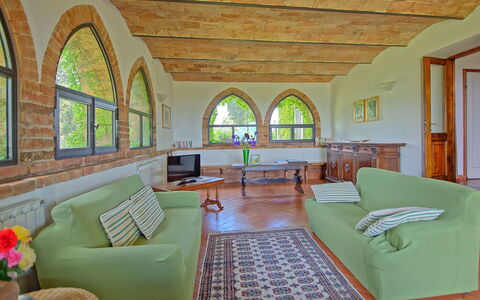 Maggiano: Divano, Mobilia, Proprietà, Tavolo, Verde, Finestra, Cornice, Soggiorno, Pianta, Interior Design