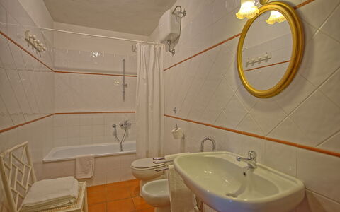 Maggiano: Specchio, Rubinetto, Idraulico Fixture, Lavandino Del Bagno, Lavello, Proprietà, Fotografia, Bianca, Bagno, Costruzione