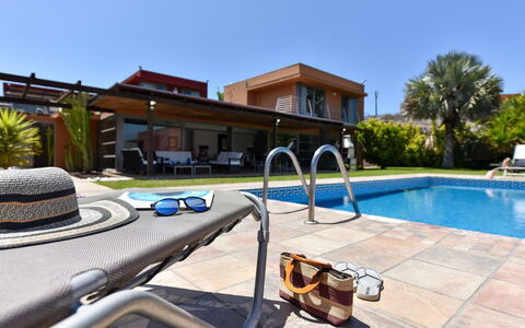 Salobre Villa 3: Acqua, Costruzione, Proprietà, Cielo, Pianta, Albero, Finestra, Tempo Libero, Urban Design, Piscina