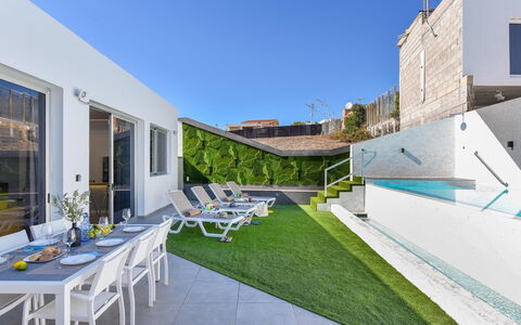 Villa Joviano: Acqua, Costruzione, Proprietà, Cielo, Pianta, Albero, Finestra, Tempo Libero, Urban Design, Piscina