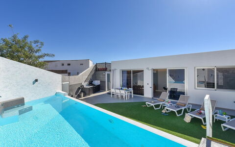 Villa Joviano: Acqua, Costruzione, Proprietà, Cielo, Pianta, Albero, Finestra, Tempo Libero, Urban Design, Piscina