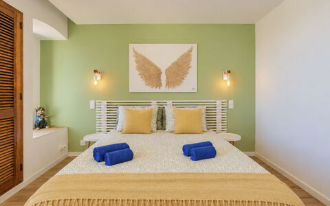 La Perle D'Albufeira: Mobilia, Interior Design, Letto, Camera Da Letto, Parete, Pavimento, Legna, Pavimentazione, Soffitto, Bedding