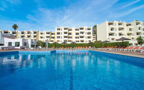 La Perle D'Albufeira: Acqua, Costruzione, Proprietà, Cielo, Pianta, Albero, Finestra, Tempo Libero, Urban Design, Piscina