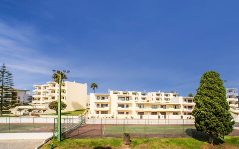 La Perle D'Albufeira: Acqua, Costruzione, Proprietà, Cielo, Pianta, Albero, Finestra, Tempo Libero, Urban Design, Piscina