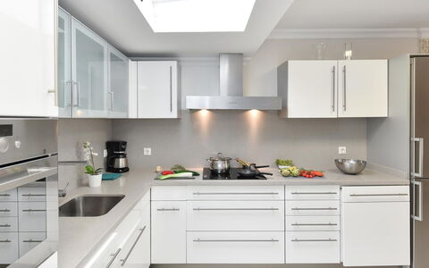Mira Ii: Cabinetry, Controsoffitto, Proprietà, Lavello, Cassetto, Cucina Stufa, Costruzione, Interior Design, Lavandino Della Cucina, Cucina
