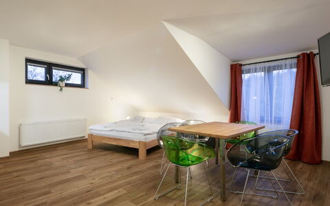 Janské Lázně 200: Tavolo, Mobilia, Costruzione, Comfort, Legna, Casa, Divano, Pavimentazione, Interior Design, Sala