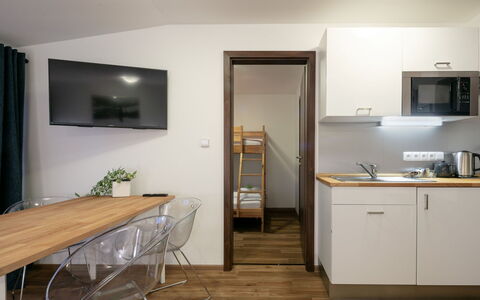 Janské Lázně 200: Mobilia, Cabinetry, Costruzione, Tavolo, Legna, Controsoffitto, Pavimentazione, Pavimento, Color Legno, Porta