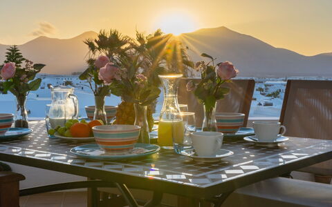 Playa Blanca 660: Mobilia, Tavolo, Mobili Da Esterno, Sedia, Tavola, Tavolo Esterno, Cucina & Sala Da Pranzo Tavolo, Mare, Serveware, Vaso Di Fiori