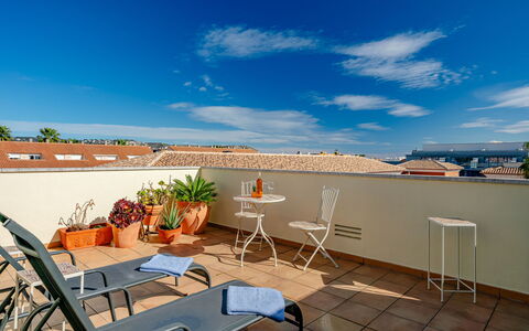 Jardines del Pla: Appartamento, Ricorrere, Sedia, Hotel, Pianta Della Casa, Color Legno, Eco Hotel, Mobili Da Esterno, Balcone, Vaso Di Fiori