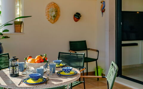 Jardines del Pla: Mobilia, Sedia, Tavolo, Interior Design, Cucina & Sala Da Pranzo Tavolo, Mobili Da Esterno, Sala Da Pranzo, Tavolo Esterno, Vaso Di Fiori, Pianta Della Casa