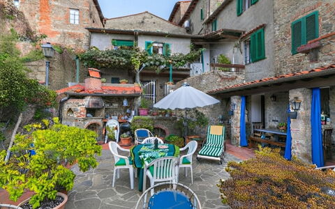 La Casa del Fale di Collodi: Casa, Arbusto, Vaso Di Fiori, Giardino, Cortile, Cortile, Pianta Della Casa, Hacienda, Landscaping, Balcone