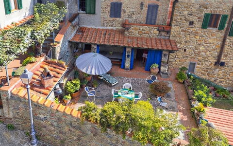 La Casa del Fale di Collodi: Parete, Vaso Di Fiori, Pianta Della Casa, Brick, Mobili Da Esterno, Giardino, Cortile, Cortile, Sedia, Tavolo Esterno