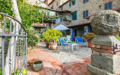 La Casa del Fale di Collodi: Mobilia, Proprietà, Cabinetry, Cornice, Finestra, Costruzione, Comfort, Azzurro, Cassetto, Legna