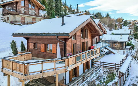 Sneachta: Costruzione, Finestra, Proprietà, Neve, Pianta, Cielo, Albero, Casa, Nube, Legna