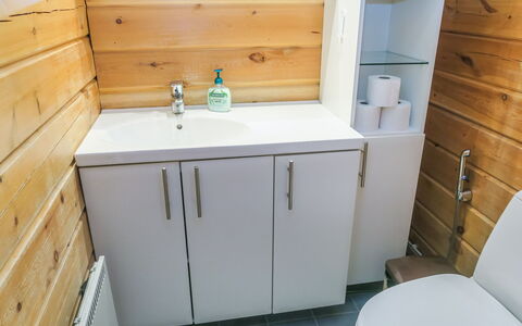 Alkuvilla: Pavimentazione, Parete, Lavandino Del Bagno, Pavimento, Idraulico Fixture, Legna, Mobiletto Del Bagno, Interior Design, Bagno, Lavello