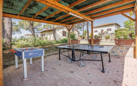 Anilde, Holiday Home with Pool, Wifi, Tuscany: Tavolo, Pianta, Mobilia, Costruzione, Tavolo Esterno, Legna, Albero, Shade, Mobili Da Esterno, Interior Design