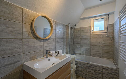 Les Cardinaux: Specchio, Rubinetto, Lavello, Proprietà, Idraulico Fixture, Lavandino Del Bagno, Costruzione, Bagno, Mobiletto Del Bagno, Cabinetry