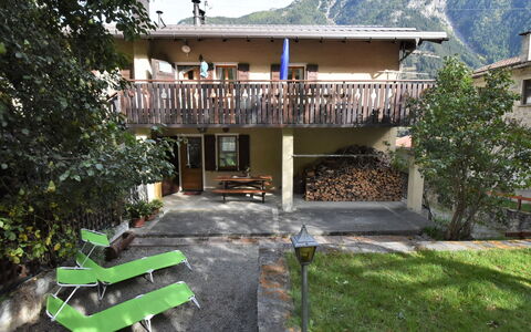 Casa le Fontane: Pianta, Costruzione, Albero, Cielo, Portico, Shade, Erba, Tempo Libero, Zona Residenziale, Paesaggio