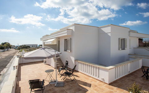 Marina di Pescoluse 651: Nube, Cielo, Costruzione, Finestra, Casa, Shade, Urban Design, Zona Residenziale, Immobiliare, Paesaggio
