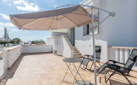 Marina di Pescoluse 651: Cielo, Proprietà, Costruzione, Nube, Shade, Mobili Da Esterno, Legna, Interior Design, Immobiliare, Sedia