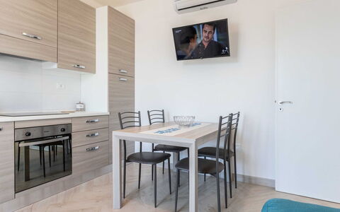 Marina di Pescoluse 651: Tavolo, Mobilia, Cabinetry, Sedia, Costruzione, Legna, Illuminazione, Interior Design, Cucina & Sala Da Pranzo Tavolo, Controsoffitto