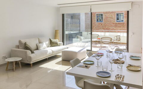 Lizarran: Tavolo, Mobilia, Proprietà, Divano, Finestra, Tavola, Costruzione, Interior Design, Divano Letto, Sedia