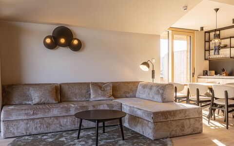 Oberndorf in Tirol 100: Mobilia, Interior Design, Pavimentazione, Parete, Pavimento, Divano, Legna, Soffitto, Casa, Soggiorno