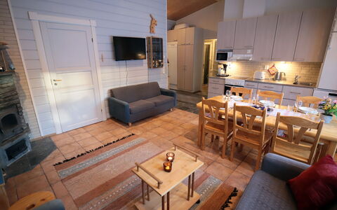 Tunturituuli B: Mobilia, Legna, Pavimentazione, Pavimento, Interior Design, Divano, Soffitto, Camera, Soggiorno, Tavolo