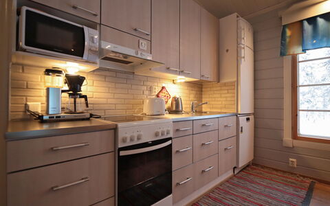 Tunturituuli B: Elettrodomestico Da Cucina, Cucina, Controsoffitto, Apparecchio Major, Cabinetry, Legna, Pavimentazione, Interior Design, Elettrodomestico, Mobilia