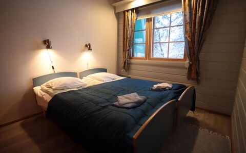 Tunturituuli B: Legna, Interior Design, Soffitto, Camera Da Letto, Pavimento, Lenzuolo, Pavimentazione, Letto, Mobilia, Telaio Del Letto