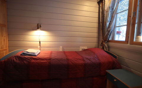 Tunturituuli B: Legna, Camera Da Letto, Interior Design, Pavimento, Pavimentazione, Soffitto, Lenzuolo, Letto, Mobilia, Illuminazione