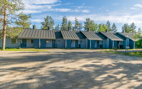 Siulapalkinen B 10: Tetto, Casa, Lotto, Villetta, Driveway, Landscaping, Raccordo, Cortile, Estate