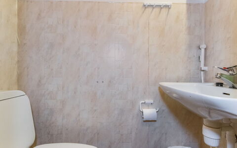 Siulapalkinen B 10: Parete, Idraulico Fixture, Bagno, Pavimentazione, Pavimento, Lavandino Del Bagno, Interior Design, Idraulico, Gabinetto, Lavello