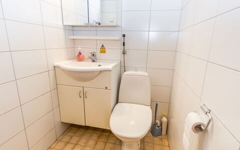 Vuolkuma a: Mobilia, Interior Design, Pavimentazione, Pavimento, Tavolo, Soffitto, Cucina & Sala Da Pranzo Tavolo, Illuminazione, Sedia, Casa