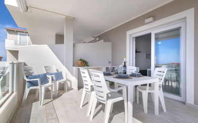 Alta Marea 18.2: Tavolo, Mobilia, Sedia, Azzurro, Legna, Divano, Interior Design, Soggiorno, Finestra, Pavimento