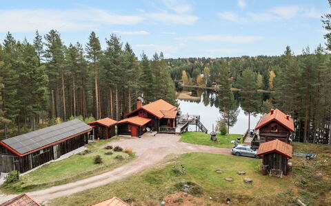Nedre Gärdsjö: Cielo, Proprietà, Nube, Pianta, Albero, Paesaggio Naturale, Acqua, Lotto, Highland, Casa