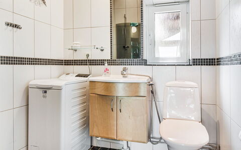 Nedre Gärdsjö: Idraulico Fixture, Specchio, Proprietà, Lavello, Cabinetry, Rubinetto, Bagno, Viola, Interior Design, Architettura