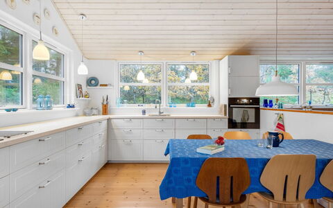 Stillfrieda - 150M from the Sea: Legna, Pavimentazione, Interior Design, Cucina, Soffitto, Controsoffitto, Casa, Pavimento, Mobilia, Pavimento In Legno