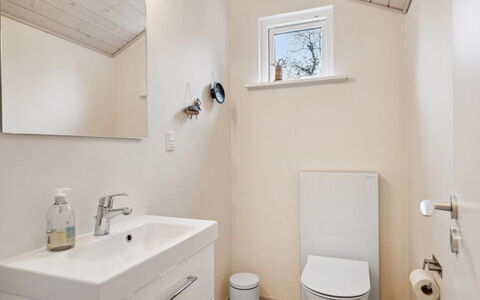 Stillfrieda - 150M from the Sea: Bagno, Idraulico Fixture, Parete, Pavimentazione, Lavandino Del Bagno, Pavimento, Lavello, Interior Design, Gabinetto, Rubinetto