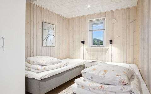 Ilsebet - 150M from the Sea: Finestra, Facciata, Zona Residenziale, Casa, Materiale Composito, Finestra A Ghigliottina, Estate, Raccordo, Illuminazione Diurna